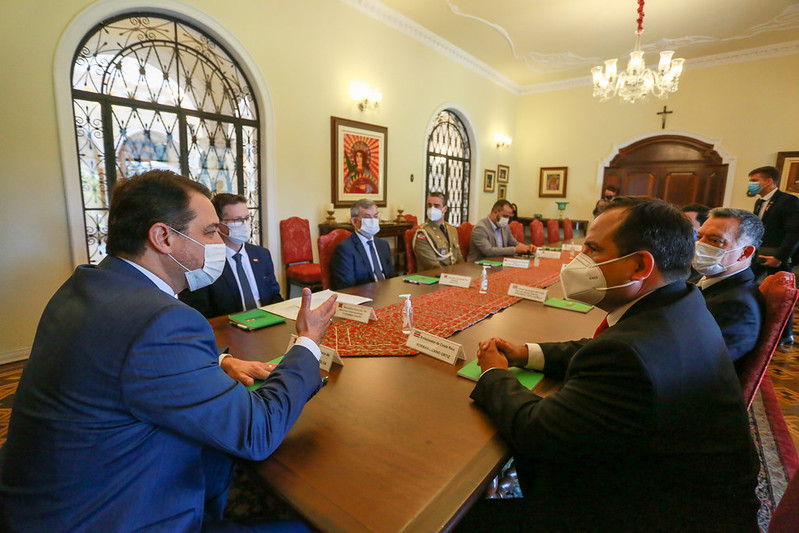 Gobernador Carlos Moisés presenta potencial y oportunidades de Santa Catarina al embajador de Costa Rica en Brasil