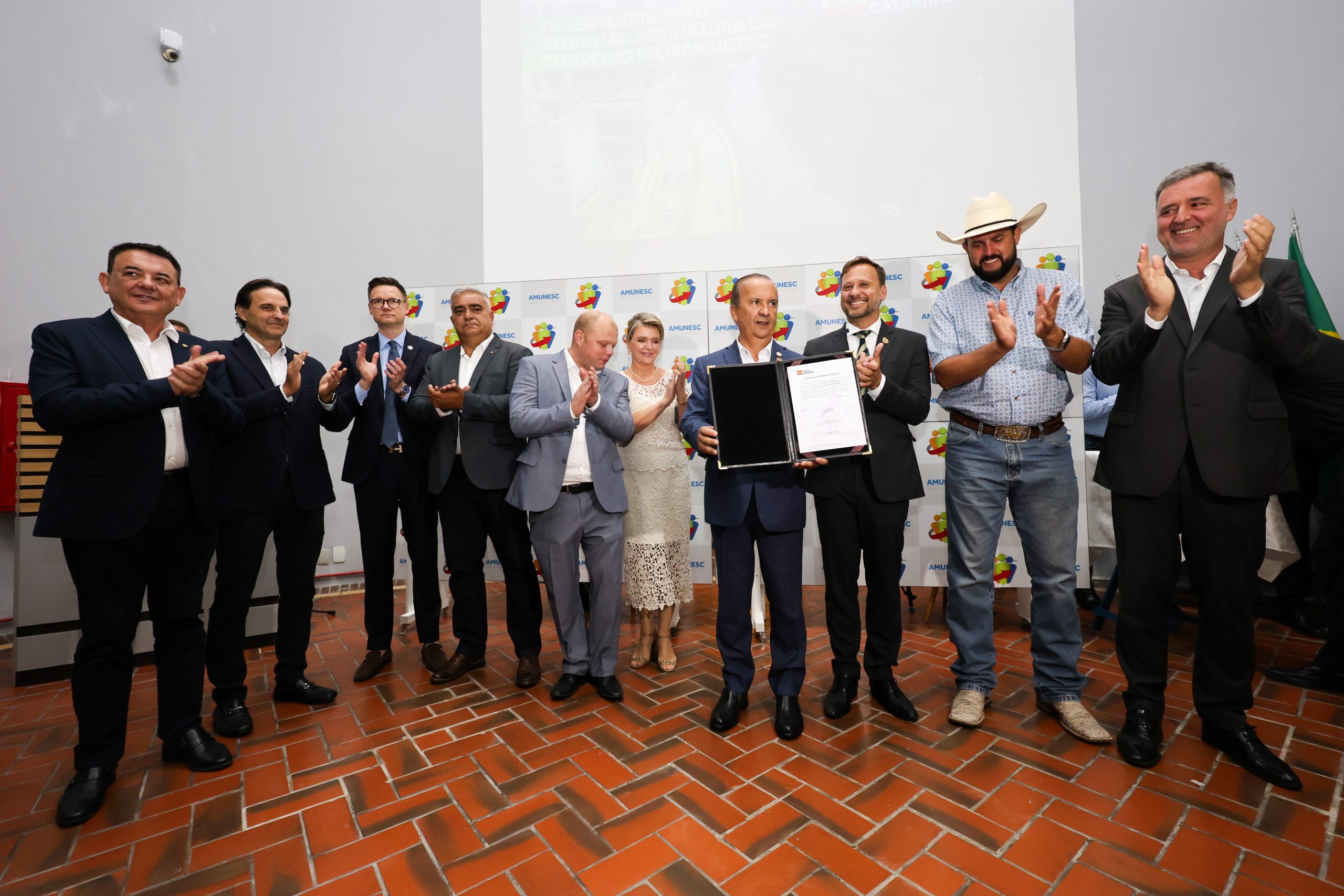 Governador Jorginho Mello participa da posse da nova diretoria da AMUNESC em Joinville e anuncia R$ 10 milhões para projeto regional